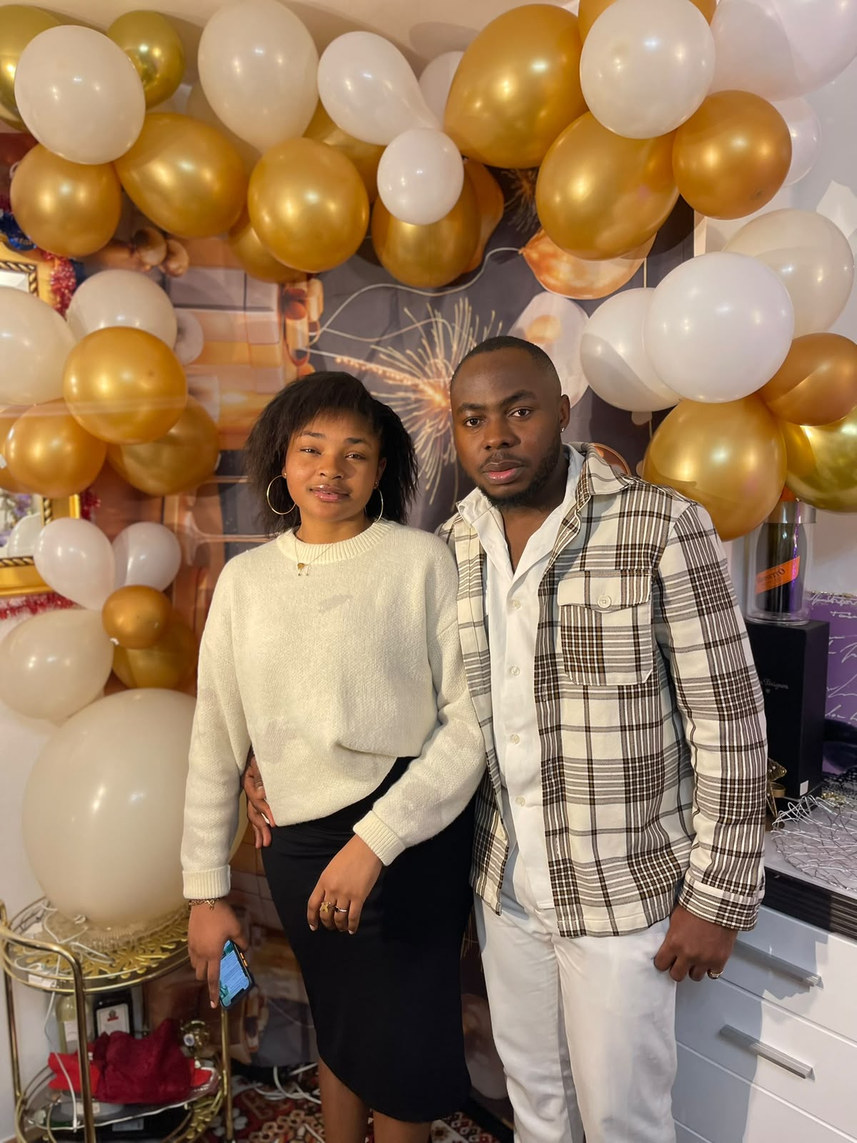 Nous deux entourÃ©s de ballons de fÃªte